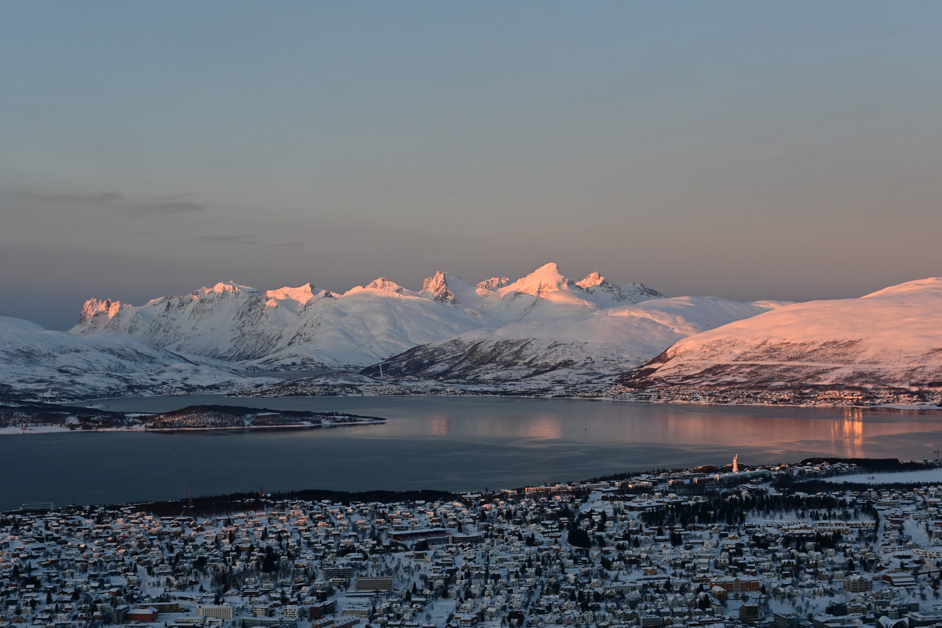 Die Sonne scheint am Ende der Polarnacht zum ersten Mal wieder in Tromsø