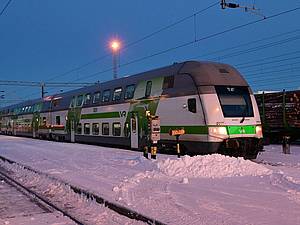 Ein Zug in Finnland im Winter