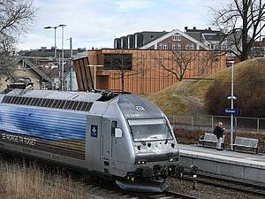 Ein Zug verlässt den Bahnhof von Trondheim auf dem Weg nach Oslo