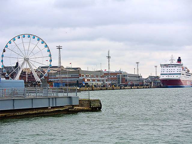 Das Riesenrad am Hafen Helsinkis