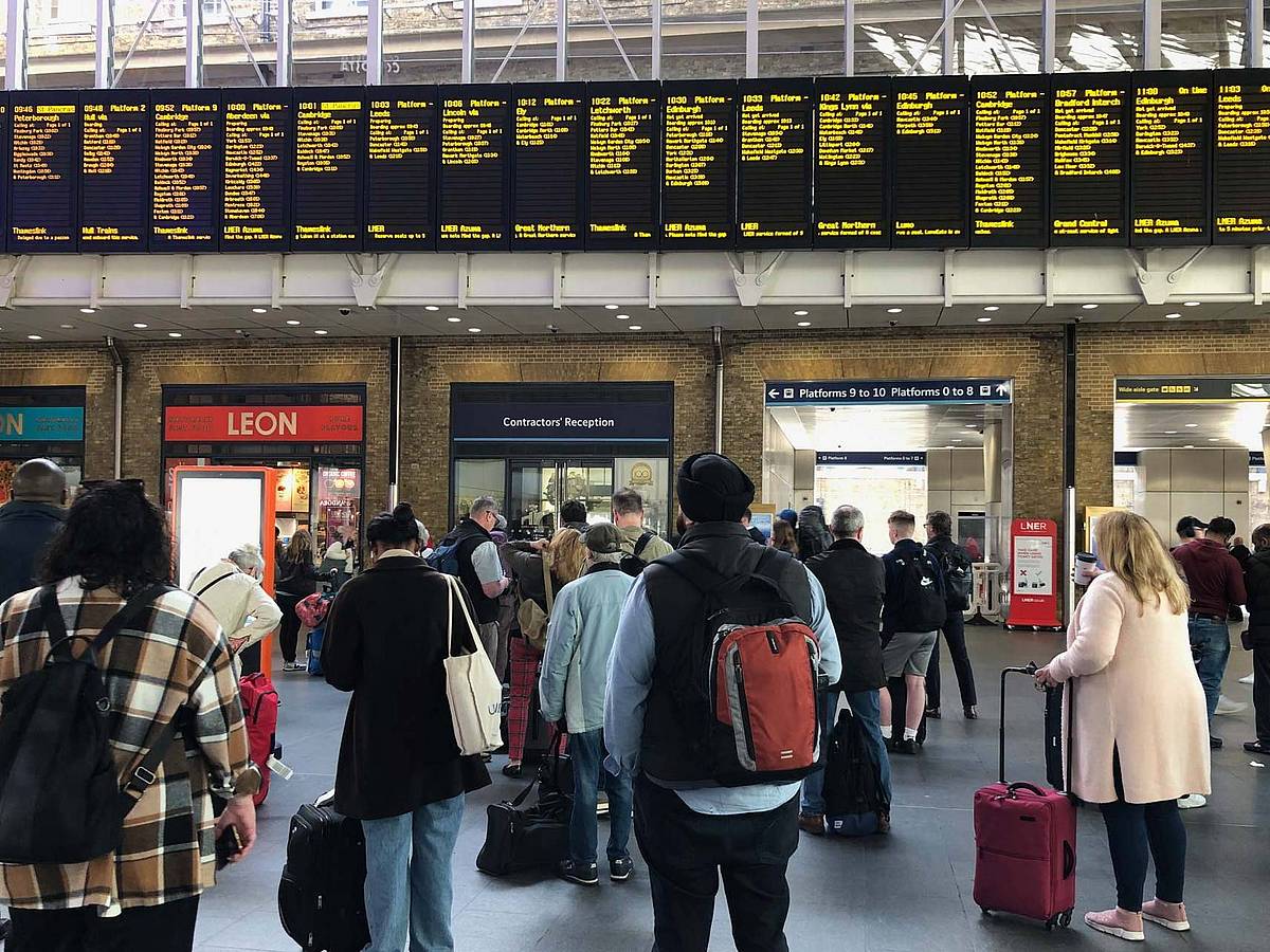 Menschen warten auf das Boarding ihrer Züge am Bahnhof King's Cross