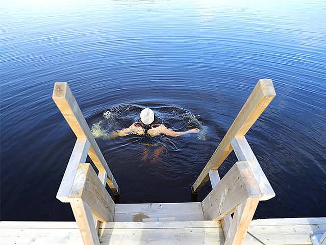 Eine Frau badet in einem See