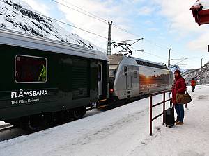 Umstieg in die Flåmsbahn in Norwegen im Winter