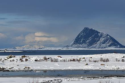 Wolken und Sonne auf den Lofoten im Winter