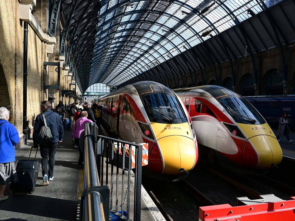 Zwei Azuma-Züge stehen im Bahnhof London King's Cross