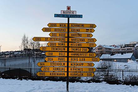 Ein Wegweiser in Narvik