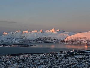 Die Sonne scheint am Ende der Polarnacht zum ersten Mal wieder in Tromsø