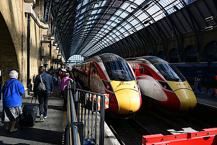 Züge im Bahnhof London King's Cross