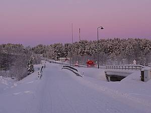 Pinkes Abendlicht in Muonio in FInnland im Winter