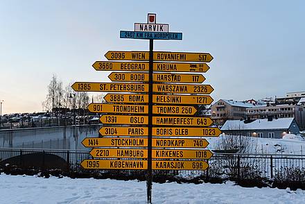 Ein Wegweiser in Narvik im Winter