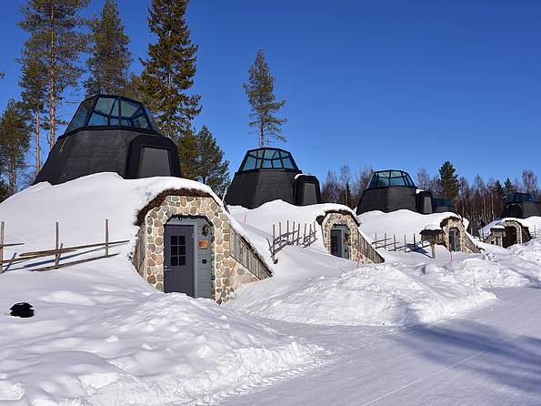 Hütten in verschneiter Landschaft in Finnland