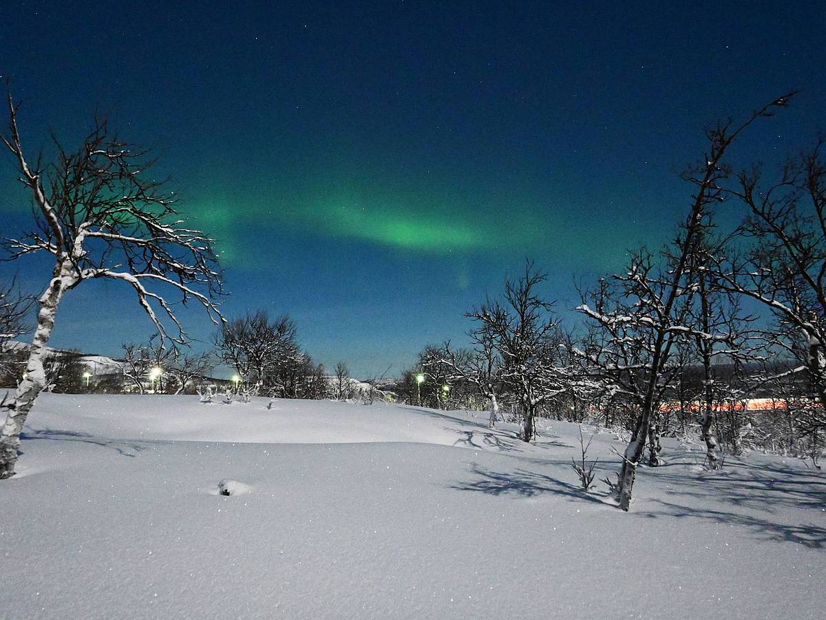 Polarlichter in Kiruna bei Vollmond in Schweden