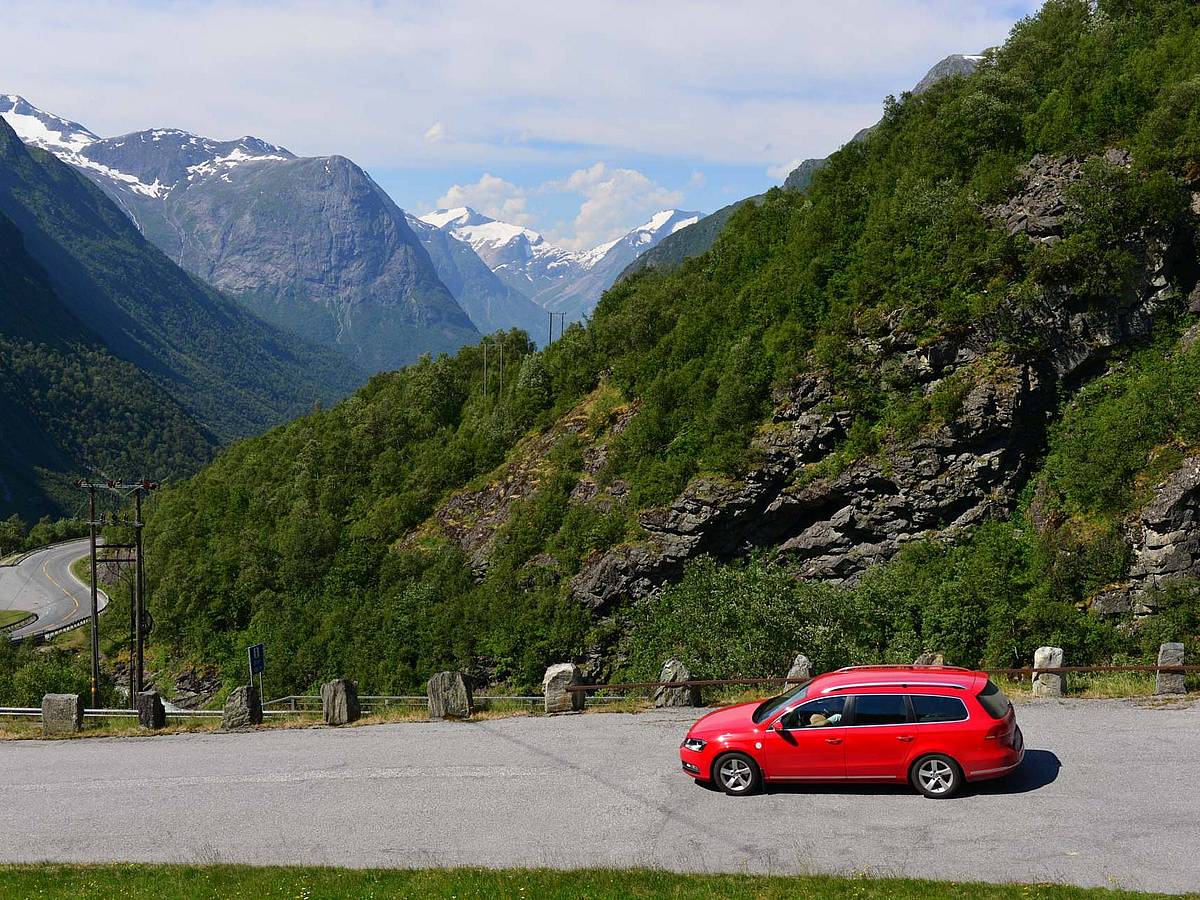 Ein Auto in Fjordnorwegen