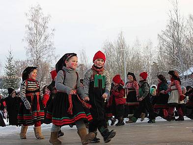 Kinder in Tracht im norwegischen Folkemuseum in Oslo, Norwegen