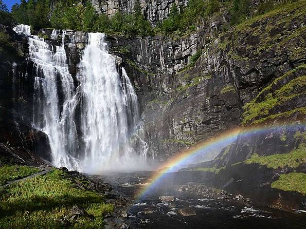 Der Wasserfall Skjervsfoss in Norwegen