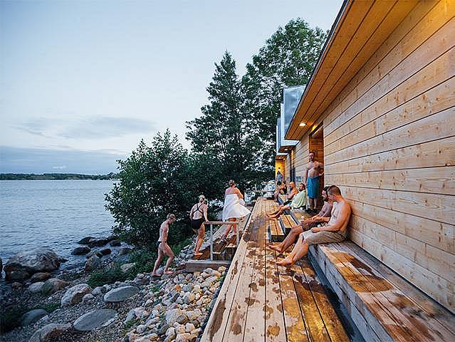 Menschen kühlen sich vor der Lonna Sauna ab