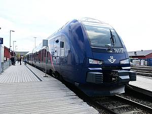 Ein Zug im Bahnhof von Røros in Norwegen