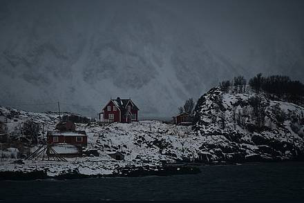 Ein einsames Haus im Schneesturm auf Senja in Norwegen im Winter