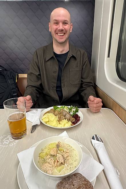 Abendessen im Bordrestaurant der finnischen Bahn