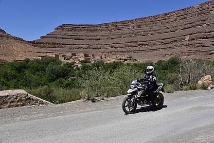 Ein Motorrad vor einer Oase in Marokko