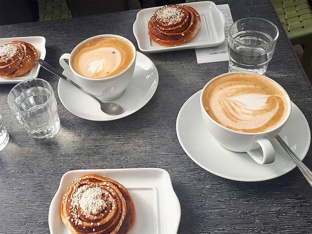 Schwedischer Kaffee und Zimtschnecken