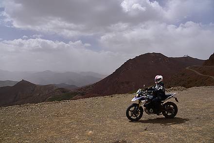 Ein Motorrad auf Schotter im Atlas in Marokko