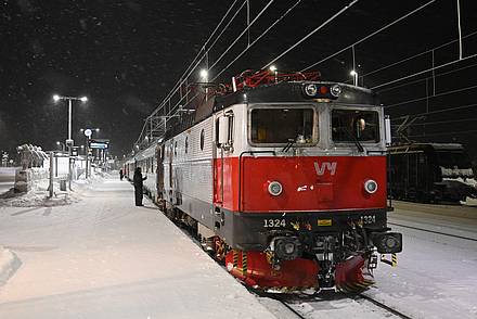 Der Nachtz von Kiruna nach Stockholm steht im Bahnhof von Kiruna zur Abfahrt bereit