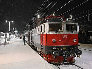 Ein Zug im Bahnhof von Kiruna im Winter in Schweden