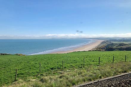 Blick aus dem Zug auf die Nordsee in Schottland