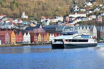 Ein Katamaran verlässt den Hafen von Bergen