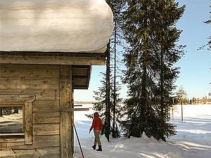 Blockhaus am See im Schnee in Finnland