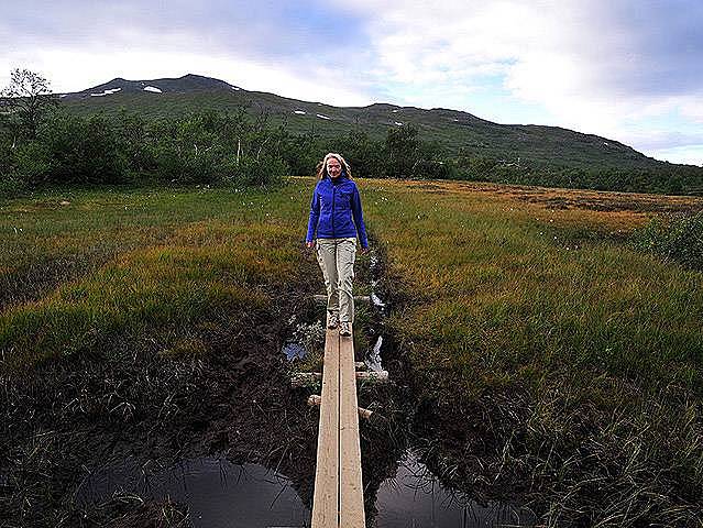 Wanderer im Fjäll auf Holzbohlen in Schweden