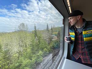 Aussicht mit Kaffee aus der Nordlandsbahn auf dem Weg nach Bodø