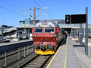 Ein Zug steht in Trondheim in Norwegen zur Abfahrt bereit