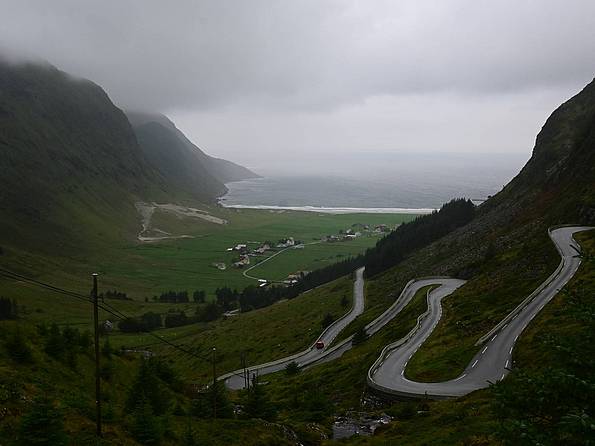 Die Straße nach Hoddevik am Westkap in Norwegen bei schlechtem Wetter