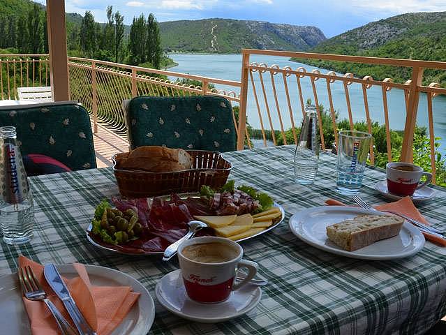 Mittagessen mit Blick in den Krka Nationalpark in Kroatien