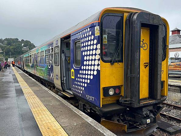 Ein Zug von Scotrail im Bahnhof von Oban