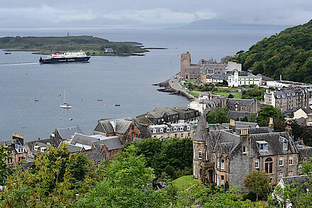 Blick über den Hafen von Oban in Schottland