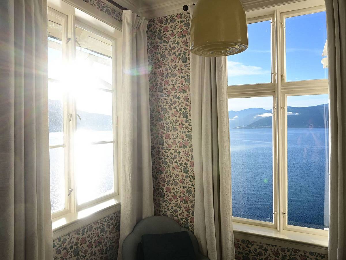 Blick aus einem historischem Zimmer im Kviknes Hotel auf den Sognefjord am Morgen