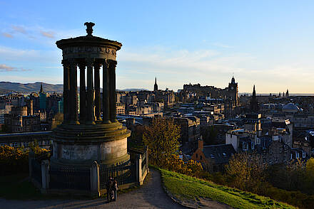 Der Blick von Carlton Hill auf die Oldtown in Edinburgh im Abendlicht