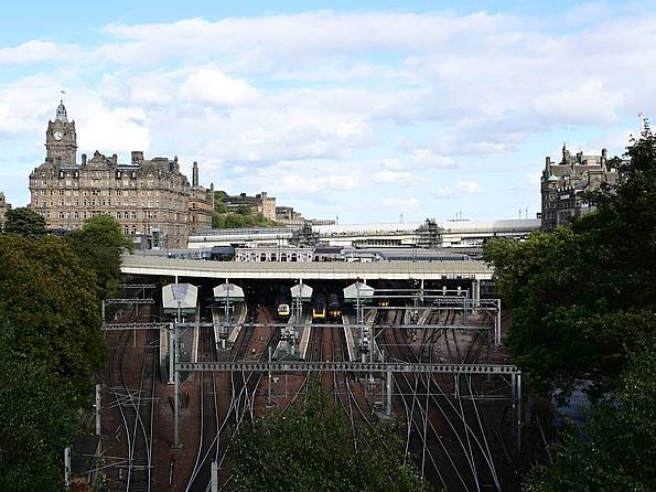 Der Bahnhof Edinburgh Waverly