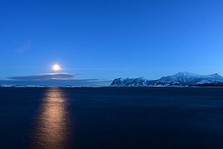 Der Mond im Winter über der Insel Senja in Norwegen