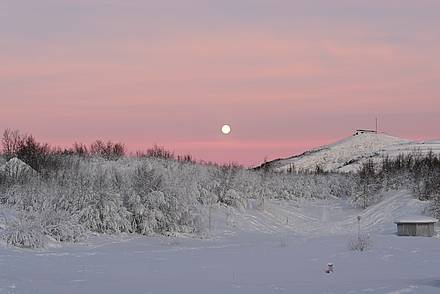 Morgendämmerung in Kiruna im Winter in Schweden