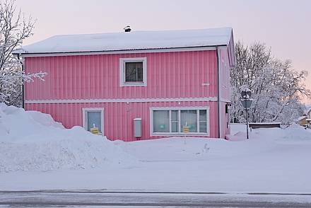 Ein pinkes Haus im verschneiten Kiruna in Schweden