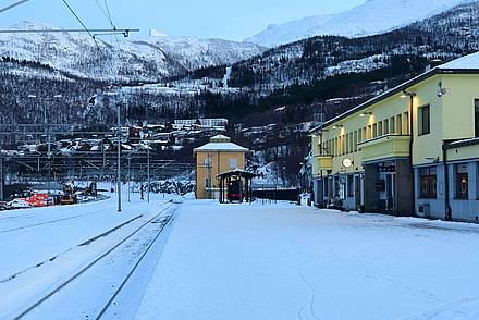 Der verschneite Bahnhof von Narvik