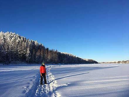 Wandern auf dem gefrorenen Fluss Umeälv in Schweden