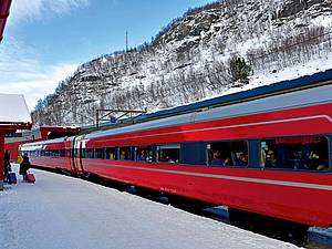 Ein Zug auf der Bergenbahn im Winter