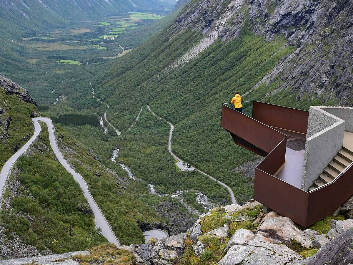 Blick auf den Pass Trollstigen und die Aussichtsplattform