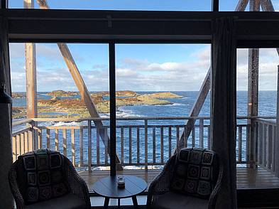 Blick aus einem Hotelzimmer auf das Meer in Norwegen