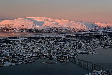 Die Sonne scheint am Ende der Polarnacht zum ersten Mal wieder in Tromsø